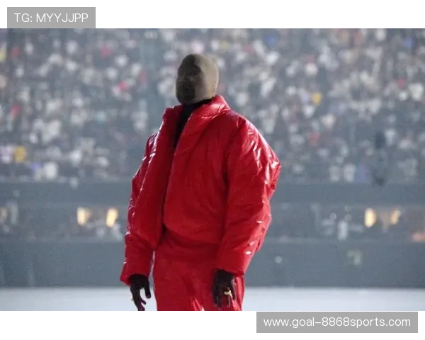 足球场上戴头套的球星们：他们为何选择佩戴头套勇敢迎接挑战